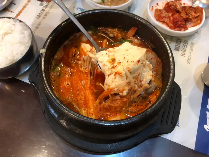 【新竹竹北美食】大醬韓式料理。三種道地韓式小菜無限供應，嫩豆腐鍋好吃。（韓國料理餐廳．泡菜鍋．韓式烤肉．韓式小菜．海鮮煎餅．石鍋拌飯）