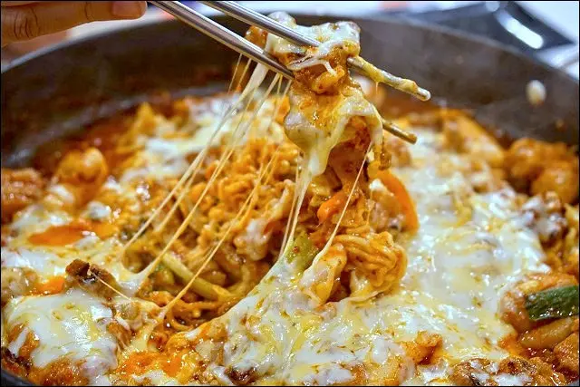 《捷運板南線/府中站美食》板橋熱門排隊新開店~OMAYA乳溝起司春川炒雞！