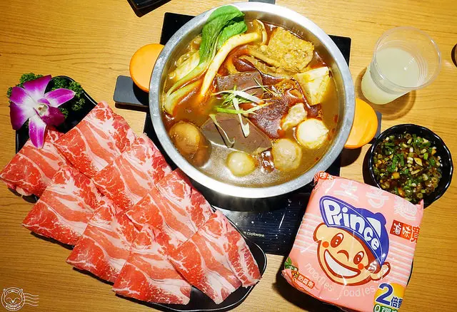 ※ 鬼椒一番鍋 ※【星羽是吃貨-苗栗頭份】CP值直衝天際小火鍋推薦，用料實在牛肉軟嫩揪C，牛奶起司鍋奶香超濃郁唷~