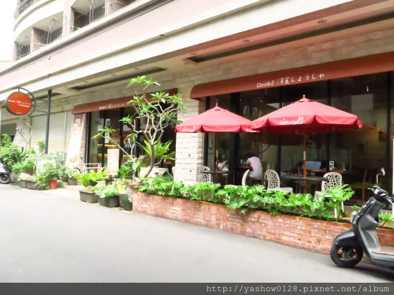 台中東海商圈。。Doob2豆子洋食商行~~新菜單上市，不是一般的早午餐店，增加了洋食飯、風味鍋、壽喜燒的選擇，餐點表現頗具質感，價格又平實，值得一嚐~~