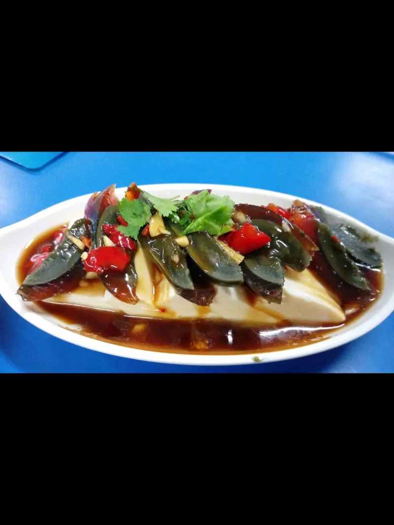 位於旗山中華路43號上有一間元沅熱餐飲店，雖然店面看來普通，但食材實在，首推炒飯炒麵，口感獨特，有泰式的香味又有傳統台式炒飯的口感，美味，有異於一般，更推薑黃香腸，養生又多汁，飲料也有淡淡茶香味，現在