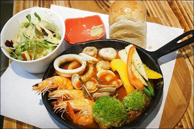 《樹林美食/小姑食記》樹林後火車站長壽公園旁M&M Burger咬一口漢堡早午餐有大眼怪！