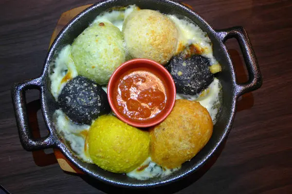 多色正是王道，魔幻五色Pizza 球給你好看!!!MAGO料理魔術美學(文末附完整菜單)