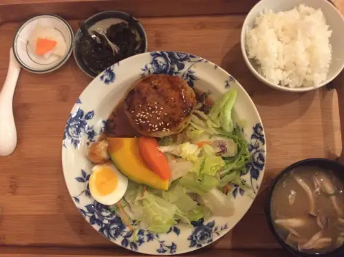 礁溪[里海 Cafe] 簡約雅緻˙用餐談心的好地方