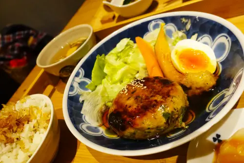 (胖樺食記)礁溪推薦餐廳「里海咖啡」/精緻平價日式定食/新鮮漁獲料理/完整菜單/不收一成服務費/宜蘭必吃美食/虎鰹手打漢堡排