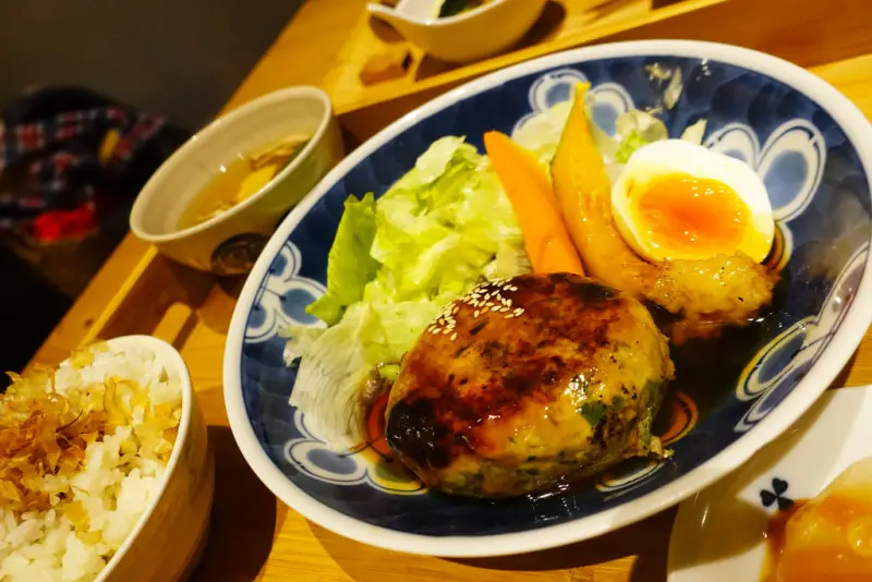 (胖樺食記)礁溪推薦餐廳「里海咖啡」/精緻平價日式定食/新鮮漁獲料理/完整菜單/不收一成服務費/宜蘭必吃美食/虎鰹手打漢堡排