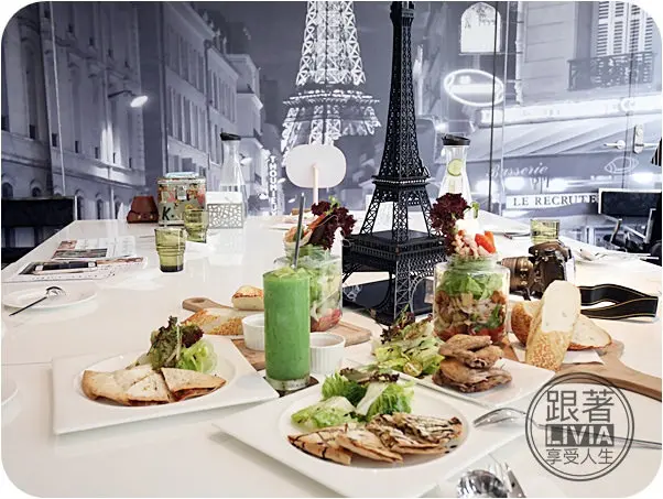 美食。餐廳│ 新北市 板橋捷運站 德爾芙餐廳 de reve cafe 板橋大遠百 約會餐廳/下午茶餐廳/冰沙/蜜糖吐司 巴黎鐵塔超好拍之唇彩趴 ❤跟著Livia享受人生❤