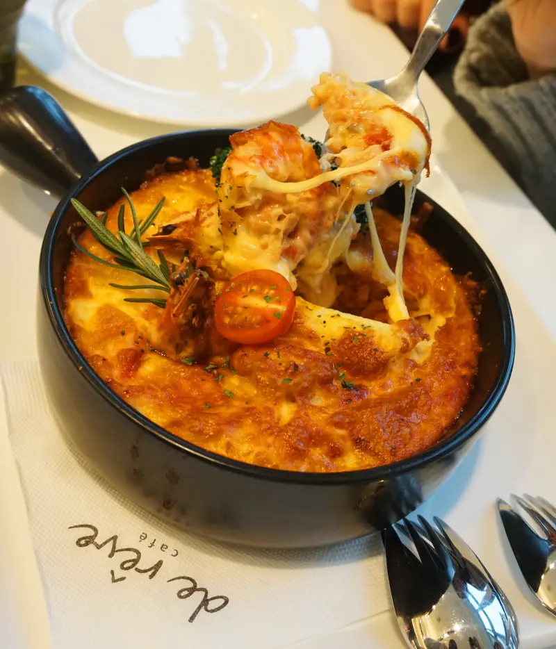 ❤️ Bonjour~德爾芙~板橋大遠百超人氣餐廳 ❤️人氣必點狂推-在德爾芙享用鐵塔下午茶時 也別忘了來杯雲朵歐蕾 讓心情漫步在雲端~