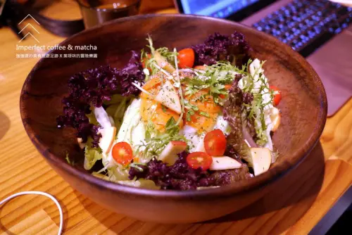 【台北】Imperfect coffee & matcha ~ 隱密低調不完美咖啡館其實超完美、2F窗前坐擁校園好景致 / WIFI / 免費插座 / 不限時