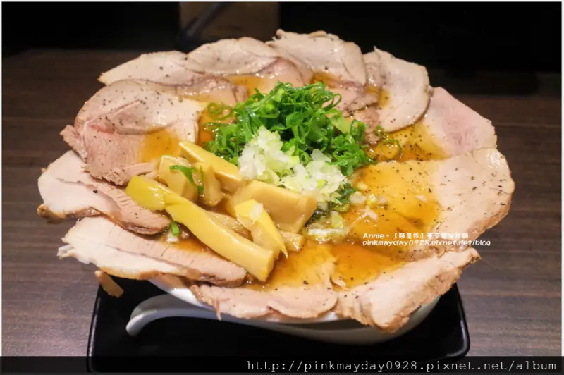 ✿高雄✿ 這根本是炸開的叉燒肉炸彈吧XD 師承鷹流的技術 日本原味的濃湯實在是濃到化不開 叉燒小盤也是超好吃阿 ➜ 麵屋祥 東京醬油拉麵