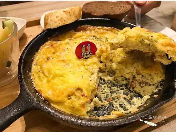 【台北萬華區】隱身在西門町內的咖啡廳，室內充滿著綠色植物與插畫藝術，點雙人套餐現省100元，在悠閒地聊天中度過午後時光，愜意到不行! || 貳拾陸巷Somebody Cafe