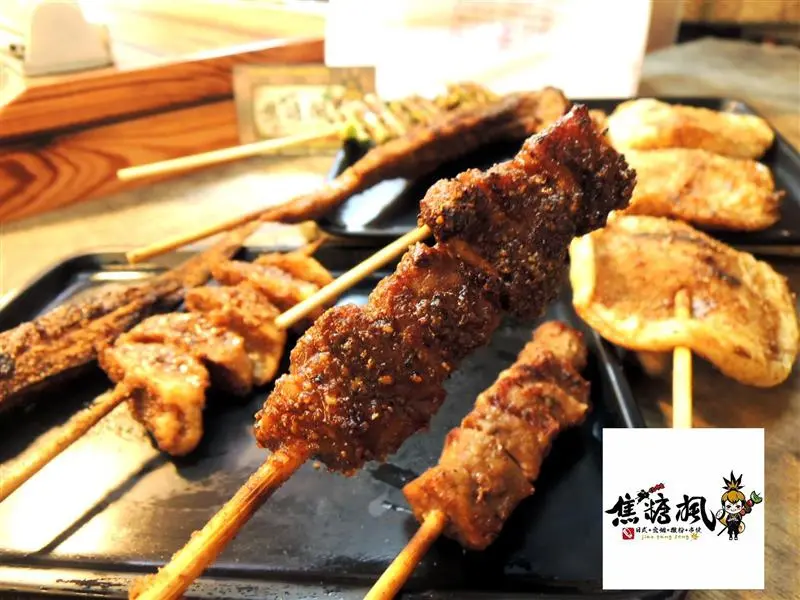 通化夜市 焦糖楓日式無烟撒粉串燒 銅板價串燒 無煙燒烤 把居酒屋外帶搬回家~ 臨江街夜市/信義安和站/串燒/燒烤/骰子牛/雞軟骨/