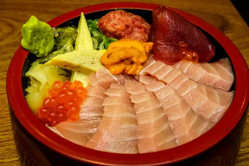 一滝丼飯本鋪，680就可以吃到正統日本大間黑鮪魚丼飯? 太划算太美味了!!