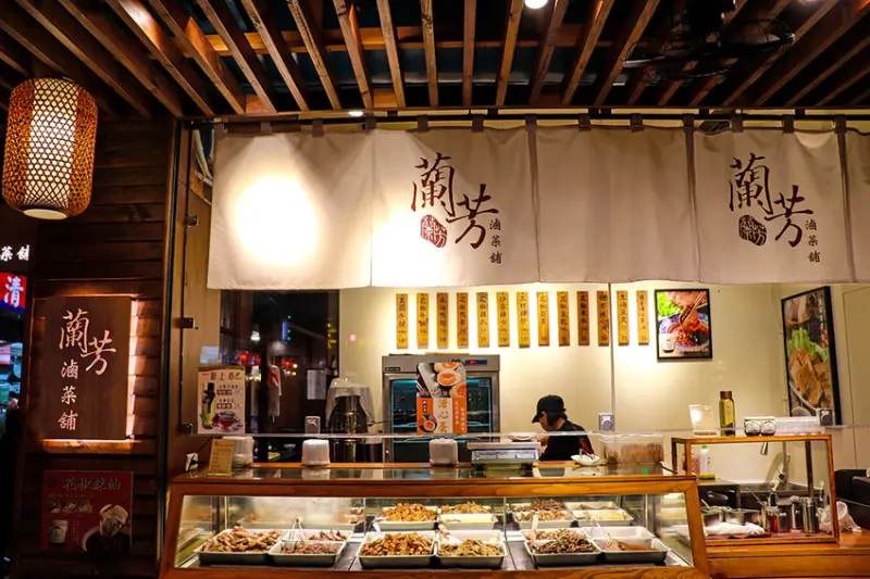 [台北中山區] 美食提案X 蘭芳麵食館∥ 復古懷舊川味麵食/ 遼寧街美食/ 推薦牛肉乾拌麵搭配豆腐湯配上滷味拼盤超滿足∥