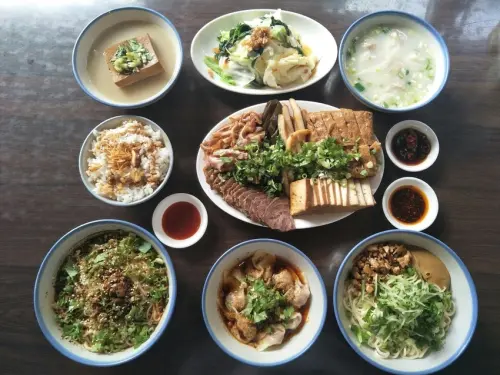 【南京復興站人氣熱點親民美食】此生必來造訪的熱門台灣美食餐館-"蘭芳麵食館" 獲得蘋果日報專訪三次的蘭芳花椒小麵、雙醬麵、紅油炒手、蘭芳豆腐湯~