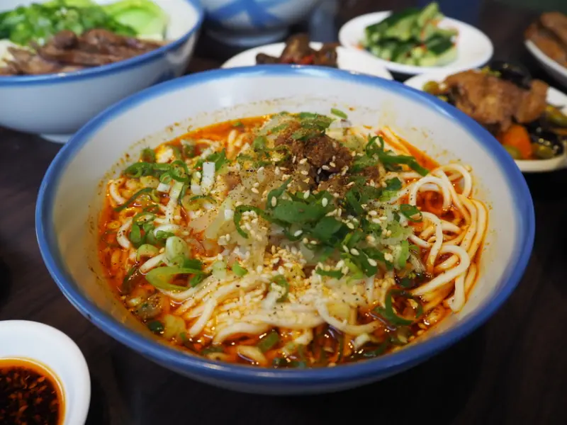 蘭芳麵食館 眷村小菜 古早味餛飩大骨湯 排隊也甘願的香麻好滋味 蘭芳小麵 花椒麵 遼寧街 南京復興站美食