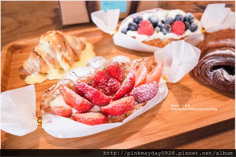 ✿台南✿ 限定！人氣夯爆的草莓四葉乳酪可頌 滿滿的嫩紅草莓實在讓人感覺太幸福 ➜ 小鹿家