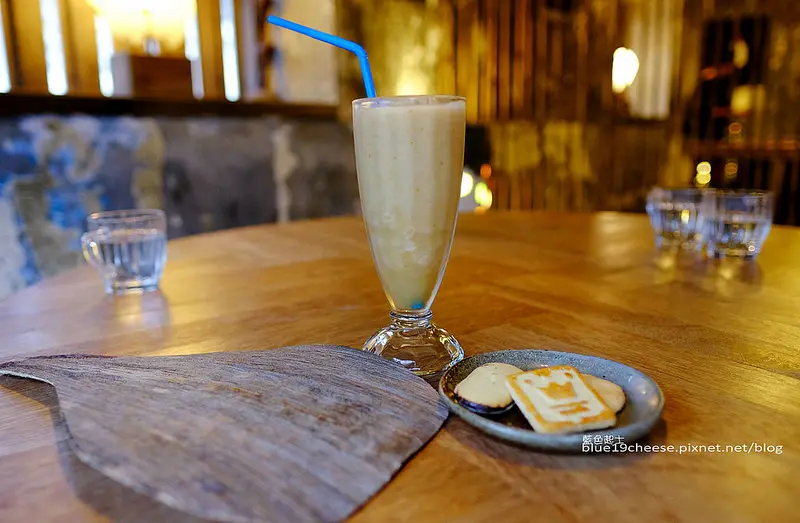 【屏東滿州】滿州一間店-超樸實低調的老式建築外觀.裡面充滿老闆親手打造的藝術燈具畫作桌椅.老屋新生命.文創空間.看似簡單卻好拍.老闆娘親切.滿洲鄉衛生所對面.滿洲鄉農會旁