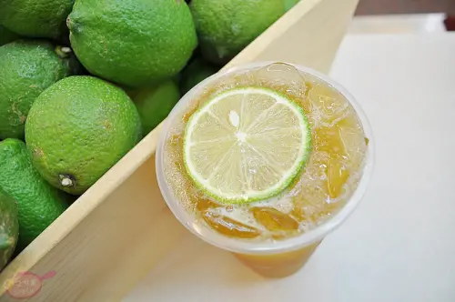 逢甲夜市手搖飲。台灣雷夢。堅持72小時內現場萃取SGS認證無毒有機檸檬完整精華，逾時免費送! 全原料清楚公告，食品安全你我都看得到