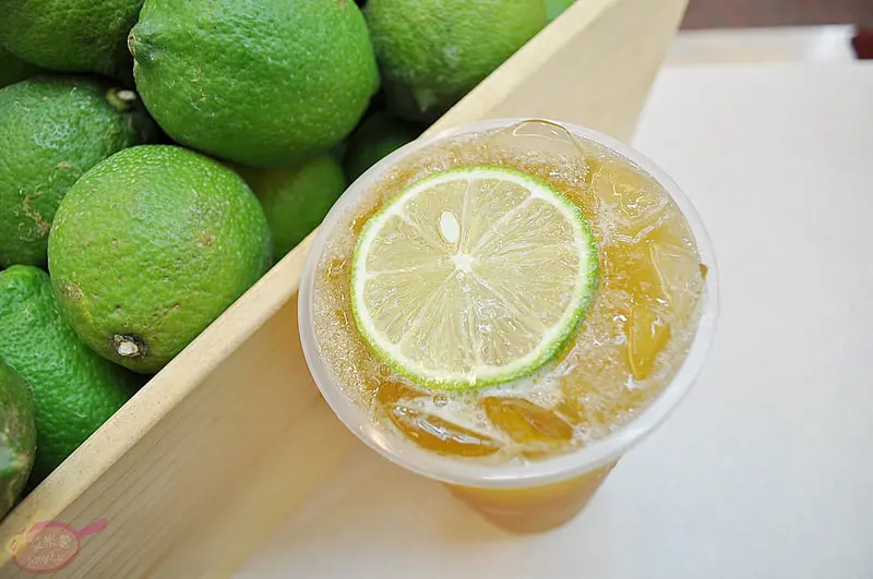 逢甲夜市手搖飲。台灣雷夢。堅持72小時內現場萃取SGS認證無毒有機檸檬完整精華，逾時免費送! 全原料清楚公告，食品安全你我都看得到