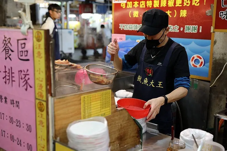 饒河夜市超人氣排隊小吃美食！爽脆彈牙麻辣燙魷魚