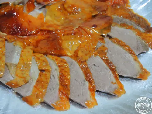 呷飽祙【台中西區･北平烤鴨 土窯雞】美村路上的排隊烤鴨        
      