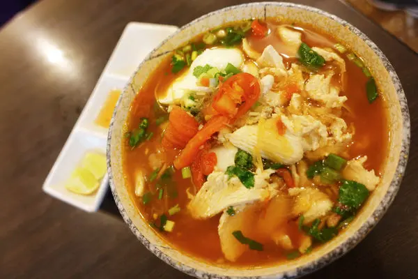 (胖樺食記)台北公館商圈超推薦餐廳「越南清化河粉」/番茄雞肉米線加蛋澎派豐盛大碗/台大對面巷弄美食/法國麵包/高CP值/完整菜單