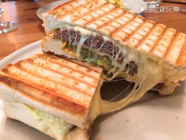 [石牌站] ❤車庫吐司 ❤ 超犯規牽絲帕尼尼 平價又好吃的早午餐  /  石牌站  唭哩岸