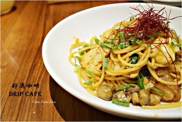 [台北中正]好滴咖啡Drip Cafe(台北站前店)|戀夏繽紛水果飲、義式三杯雞肉麵(微辣)、鮮果冰淇淋雞蛋仔|店內低銷為每人一杯飲品