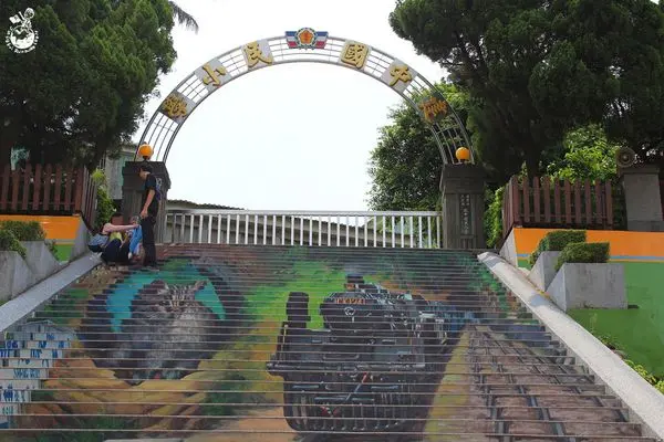 【苗栗三義。景點】3D彩繪階梯就在百年老校建中國小前