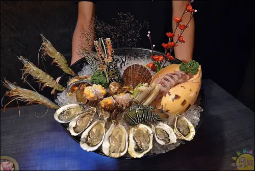 通通霸王級!!台中現撈龍蝦帝王蟹活海鮮鍋物澎湃登場鮮度爆表!!。リ鍋(原鍋)。有預約中午就可嚐鮮@sunny吃喝遊樂