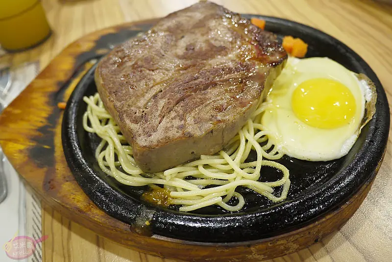 東海大學商圈平價排餐。饗厚牛排東海店。享受高級岩燒上肩牛12oz不必花大錢，嫩肩牛排厚實鮮嫩鎖汁，焗烤豬排香味四溢表現不俗