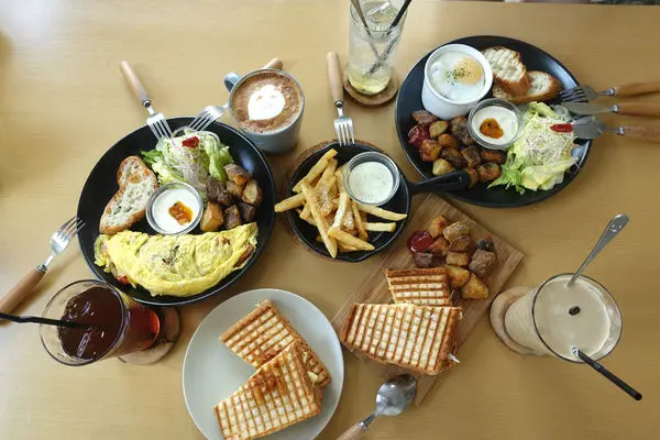 鹿耳晚晚早餐‧透明玻璃屋裡吃帕妮妮、脆腸蛋捲配拿鐵，台南不限時優質餐廳代表!!!(附完整菜單~)