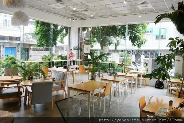 鹿耳晚晚早餐- 當早晨的初陽滲進清透白色玻璃屋，我找到了一種屬於台南式你我的小幸福