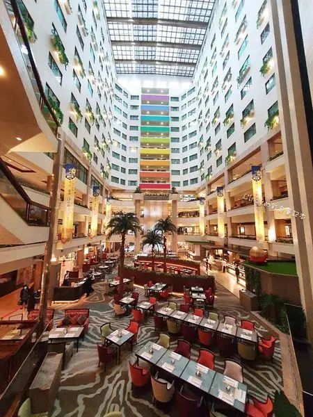 台北福華【彩虹座Buffet】天井挑高用餐環境、70餘種的美味料理~只恨自己胃不夠大啊!!