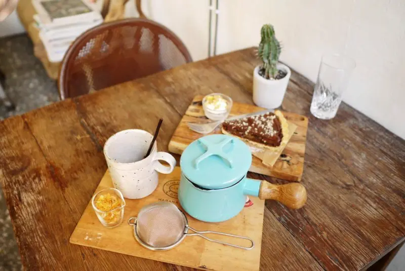 【新北】板橋 Merci vielle 藏身二樓的老屋咖啡廳‧Merci cafe三店‧甜點‧古董風格(捷運府中站)