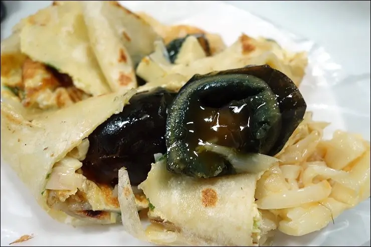 《捷運板南線/江子翠站美食》板橋四海豆漿大王~皮蛋筍絲蛋餅&皮蛋飯團&仙草豆漿，皮蛋仙草早餐當家的怪怪早餐！