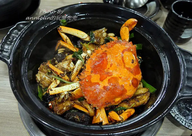  ◎【十二籃粥火鍋 (逸仙店)】獨門調製辣醬＋大沙公，這快炒香辣蟹也太噴火了吧！