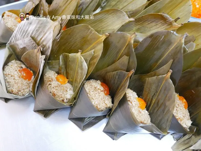 《新竹肉粽推薦》彭成珍餅舖 彭成珍肉粽。懷舊風味粽x蛋黃肉粽。美味的北部粽︱可宅配（影片） - Dannis & Amy魯蛋妹和大腸弟