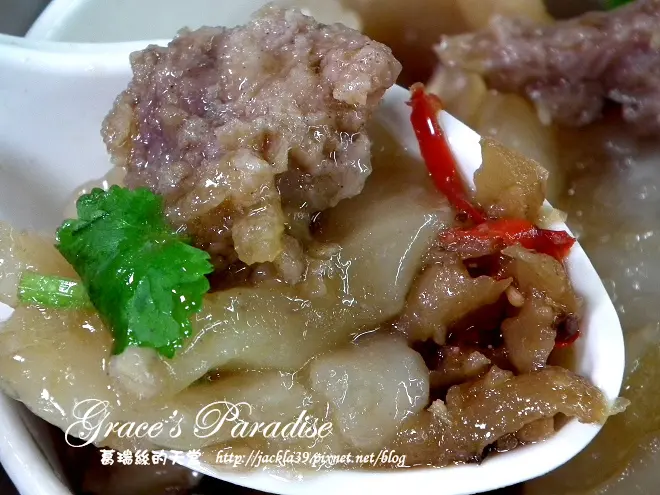 【新店美食】建國市場隱藏版平價小吃：十年老店手作傳統美食《肉圓真》清蒸肉圓，肉圓配炒辣蘿蔔美味真是妙，來碗湯吃顆爆漿福州丸夠滿足♥