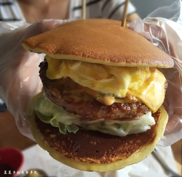 [台中]樂丘廚房|必吃的巨無霸歐姆起司牛肉堡|(獨家)酥炸軟殼蟹檸檬奶油義大利麵|中國醫學生打8折(內附菜單)