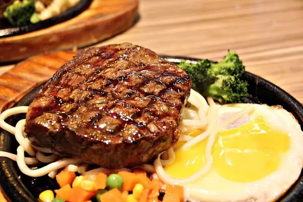 【厚切牛排】主餐不錯但附餐很鳥