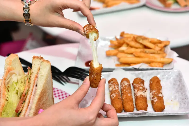 [桃園] 粉色系超夢幻的啾咖啡 ChuCoffee！飲品輕食均一價49元起 桃園火車站中正路平價美食聚餐推薦食記 含菜單