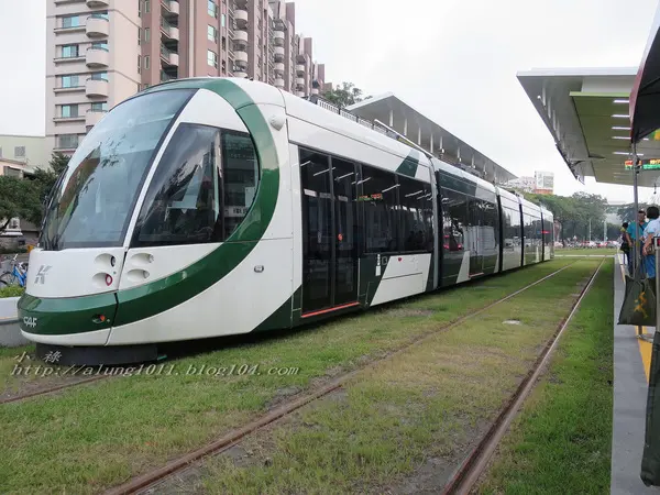 來去搭輕軌.2   ..輕跑~  ..高雄的水岸輕軌