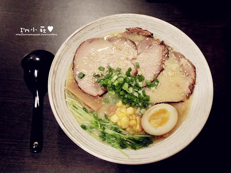 川戶拉麵店。近豐原廟東夜市!平均價位$160的拉麵!俗擱大碗!還有單點炸物小菜!