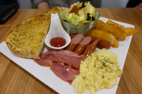 (胖樺食記)新北市永和區「紫羅蘭輕食廚房」，用餐環境寬敞明亮，餐點選擇眾多適合三五好友談天說地              