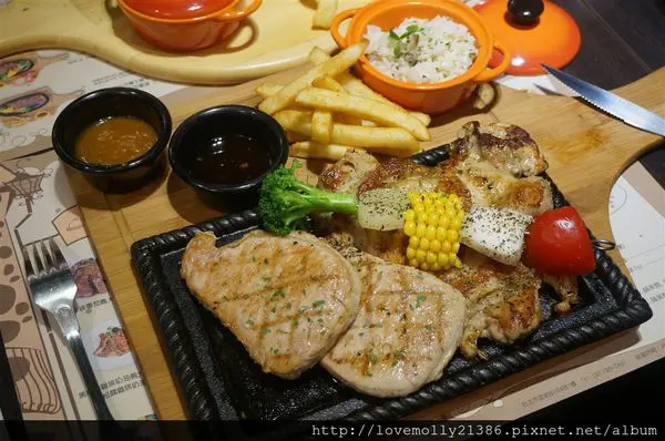 (美食)北市西門 西門町平價牛排推薦✔不使用重組肉 豬排、雞排也好好吃!::苾亞朵炙燒牛排::