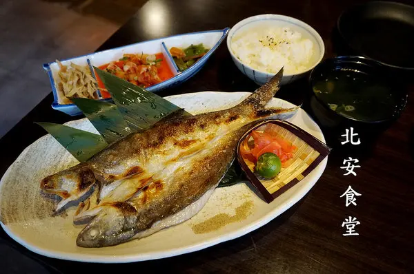 [大直] 新店直擊 -北安食堂：午仔魚一夜干精緻套餐+炸麻糬串+越光米        
      