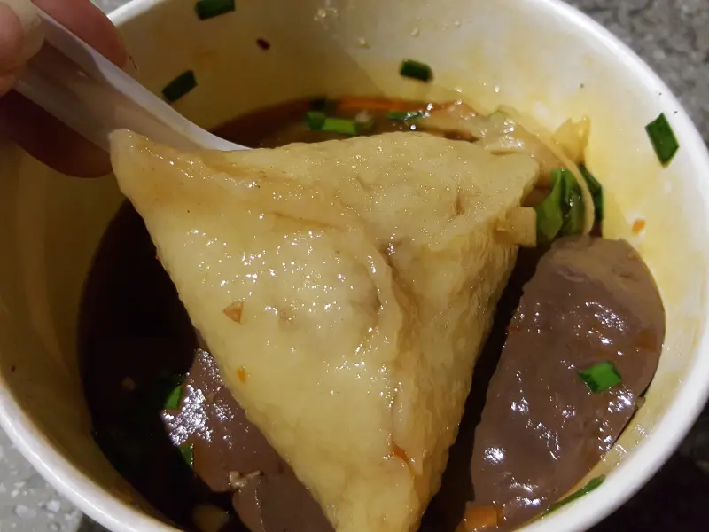 【食-新竹】蜀漢之都麻辣臭豆腐(龍山店)♥滑嫩入味的鴨血♥充滿湯汁的臭豆腐♥超級大顆的大三餃♥宵夜美食