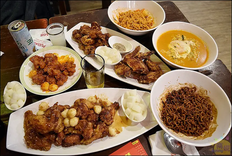 逢甲必吃排隊美食。朴大哥的韓式炸雞。搬遷新址更大更舒適也更多人排隊。韓國人開的道地韓式炸雞